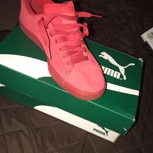 Red puma gym shoes